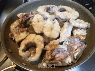 酱烧茄子鲶鱼煲的做法步骤：2