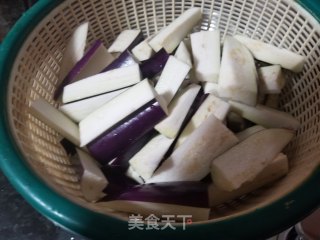 酱烧茄子鲶鱼煲的做法步骤：3