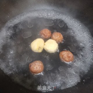 木耳菠菜肉丸汤的做法步骤：2