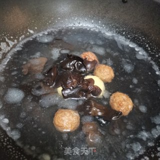 木耳菠菜肉丸汤的做法步骤：3