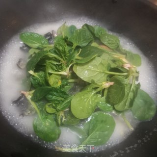 木耳菠菜肉丸汤的做法步骤：5