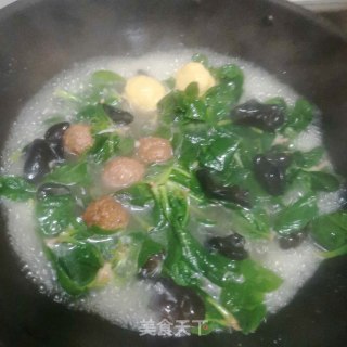 木耳菠菜肉丸汤的做法步骤：6