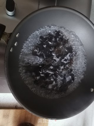 木耳炒鸡蛋的做法步骤：3