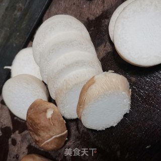 红烧鸡腿菇的做法步骤：2