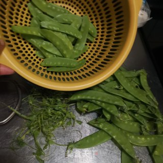 荷兰豆炒麻辣肠的做法步骤：1