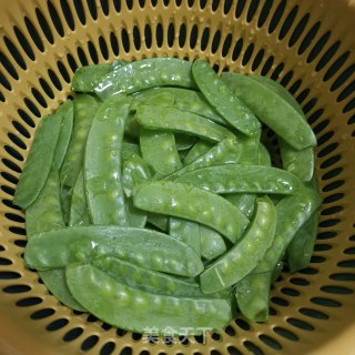 荷兰豆炒麻辣肠的做法步骤：2
