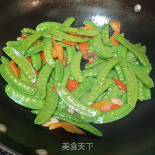 荷兰豆炒麻辣肠的做法步骤：8