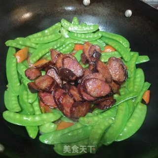 荷兰豆炒麻辣肠的做法步骤：9