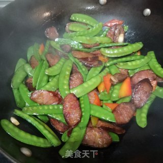 荷兰豆炒麻辣肠的做法步骤：10