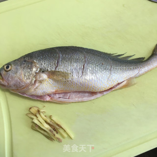 红烧黄花鱼的做法步骤：1