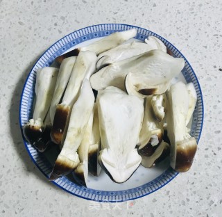 松茸炖鸡汤的做法步骤：2