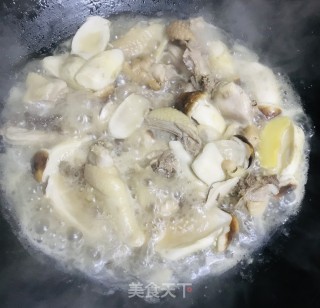 松茸炖鸡汤的做法步骤：7