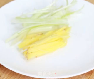 萝卜鸡蛋丝汤的做法步骤：1