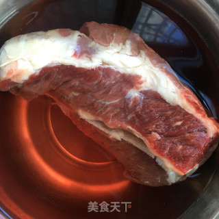 番茄炖牛腩的做法步骤：1