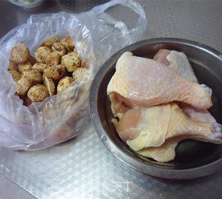 栗子炖鸡腿的做法步骤：1