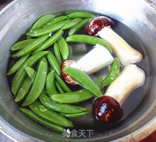 松茸甜豆的做法步骤：2