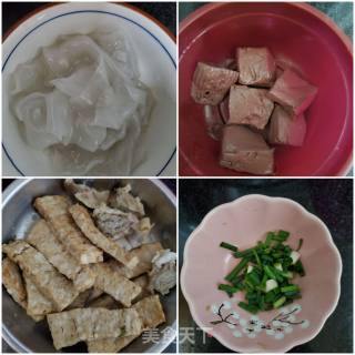 肉饼鸭血炖粉皮的做法步骤：1