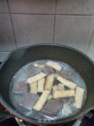 肉饼鸭血炖粉皮的做法步骤：2