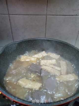 肉饼鸭血炖粉皮的做法步骤：5