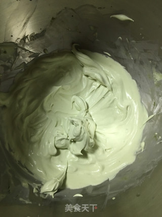 抹茶草莓蛋糕卷的做法步骤：4
