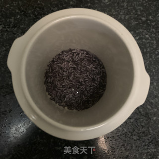 黑糯米银耳粥的做法步骤：2