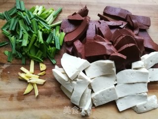 蒜苗炒猪血豆腐的做法步骤：1