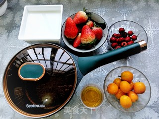 圣诞美味蜜汁水果炖牛奶的做法步骤：1