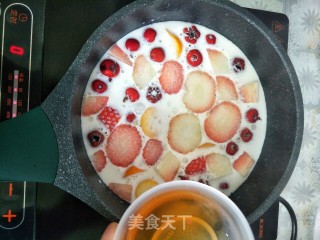 圣诞美味蜜汁水果炖牛奶的做法步骤：7