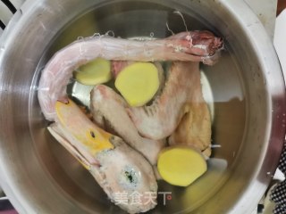卤鸭货的做法步骤：1