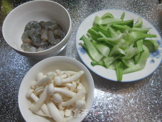 白玉菇虾仁炒菜梗的做法步骤：1