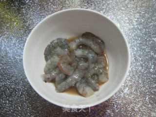 白玉菇虾仁炒菜梗的做法步骤：3