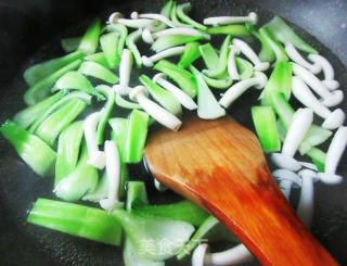 白玉菇虾仁炒菜梗的做法步骤：4