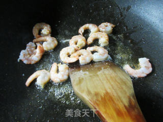 白玉菇虾仁炒菜梗的做法步骤：5