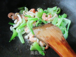 白玉菇虾仁炒菜梗的做法步骤：6