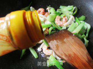 白玉菇虾仁炒菜梗的做法步骤：7