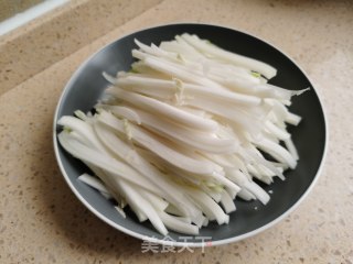 家常炒白菜帮的做法步骤：1