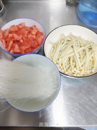 西红柿酸汤肥牛的做法步骤：1