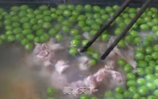 豌豆瘦肉汤的做法步骤：2