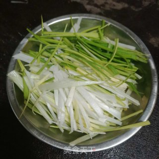 辣炒心里美萝卜丝的做法步骤：1