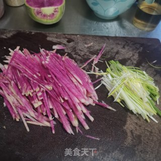 辣炒心里美萝卜丝的做法步骤：2