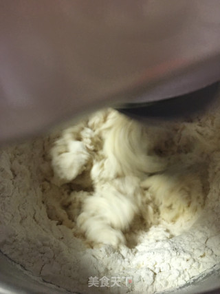 豆沙花朵面包的做法步骤：4