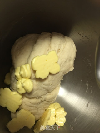 豆沙花朵面包的做法步骤：6