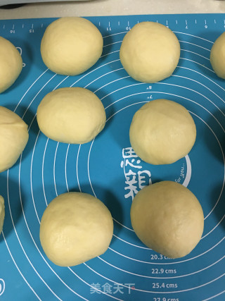 豆沙花朵面包的做法步骤：9