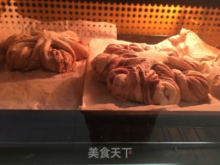 豆沙花朵面包的做法步骤：15