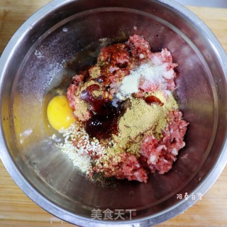 炸羊肉丸子❤️外酥里软小时候的味道❤️的做法步骤：3