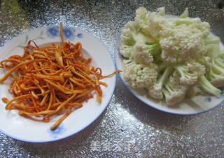 虫草菇炒花菜的做法步骤：1