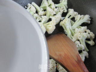 虫草菇炒花菜的做法步骤：3
