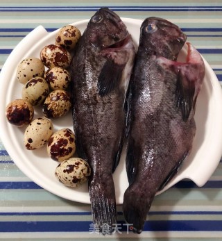 鹌鹑蛋豆腐炖黑鱼的做法步骤：1