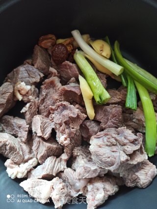 素鸡炖牛腩的做法步骤：1