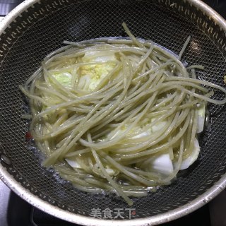 白菜炖粉条的做法步骤：3